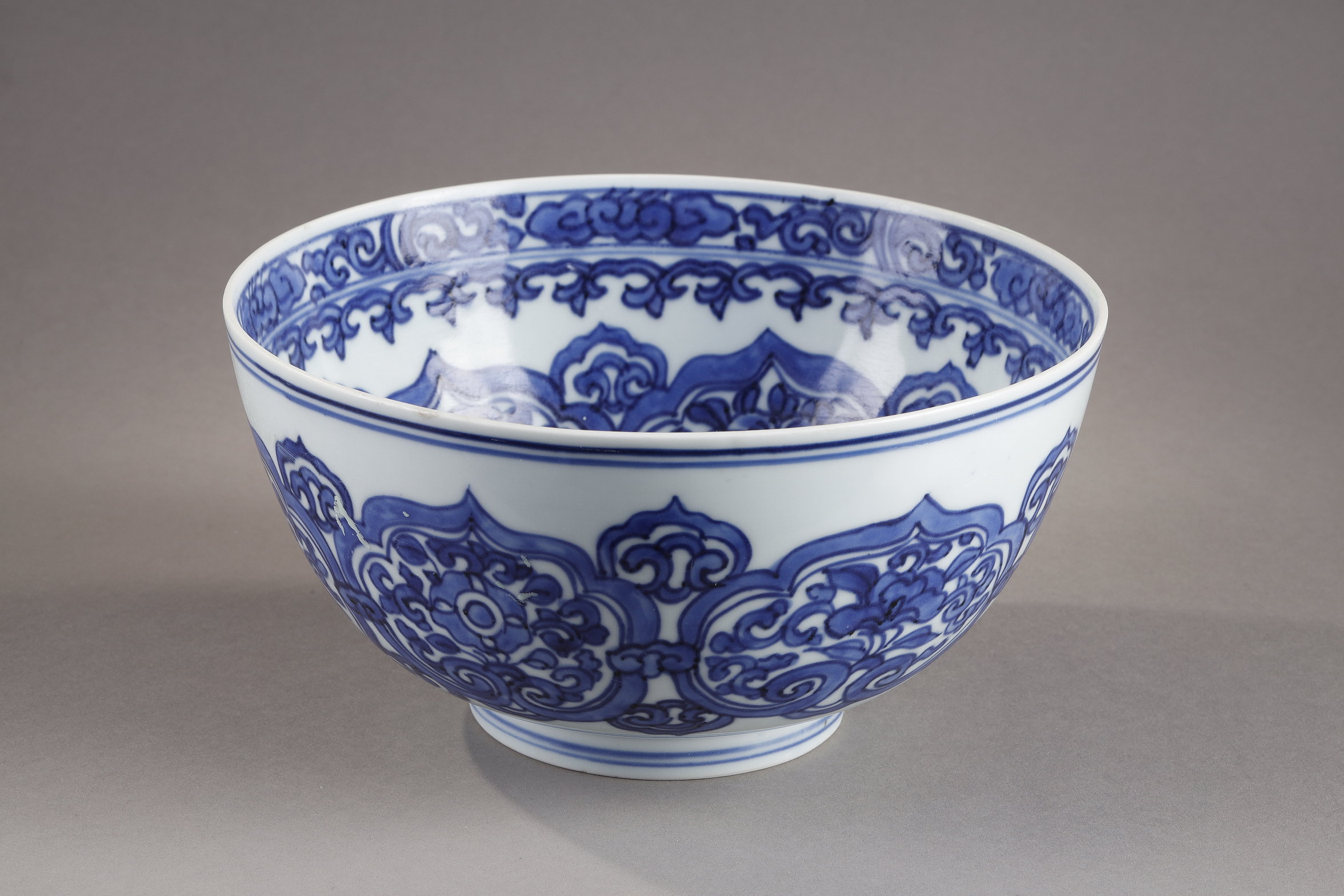 Bowl  porcelain blue white decorated with stylised flowers and Ruyi heads - 17th century -
Diam. 20cm